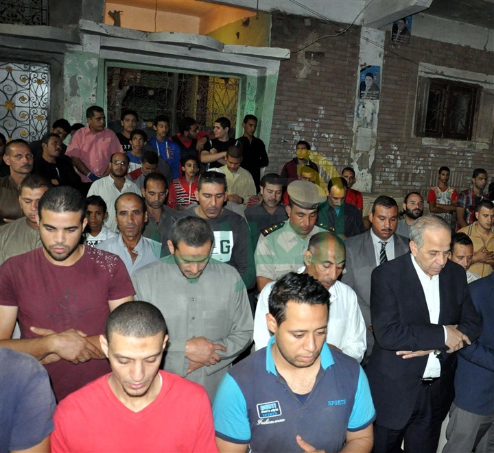 محافظ القليوبية يتقدم جنازة الشهيد الرائد أحمد عبد الباسط 