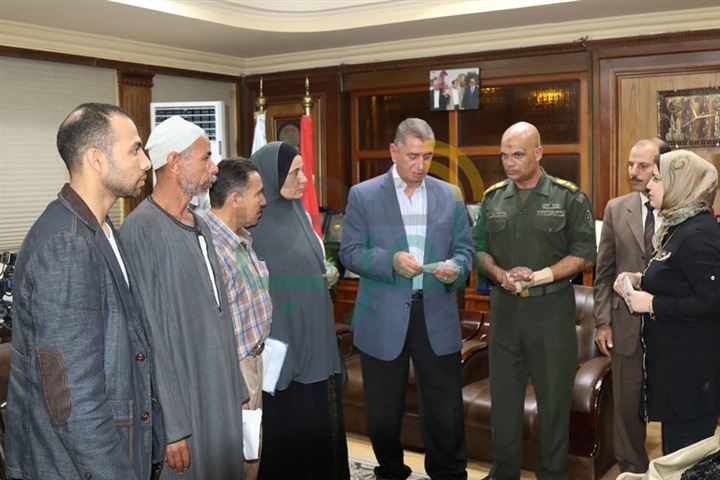  محافظ كفرالشيخ يسلم رحلتى عمرة لاسرة شهيدي العريش