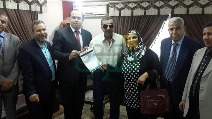 بالصور.. 4 رؤساء أحياء في القاهرة يوقعون استمارة "علشان تبنيها"