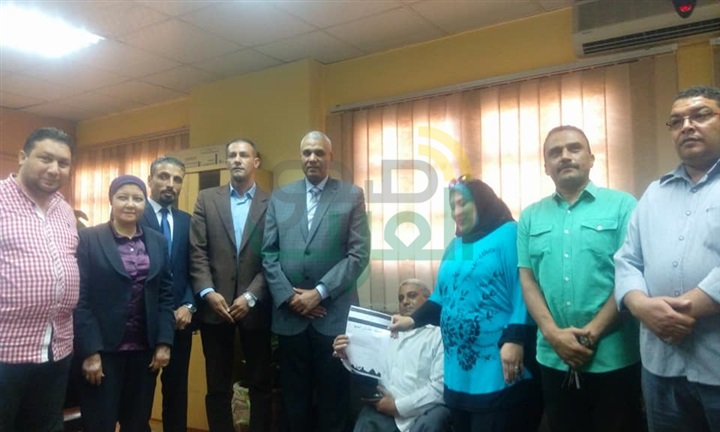 بالصور.. 4 رؤساء أحياء في القاهرة يوقعون استمارة "علشان تبنيها"