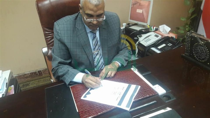بالصور.. 4 رؤساء أحياء في القاهرة يوقعون استمارة "علشان تبنيها"