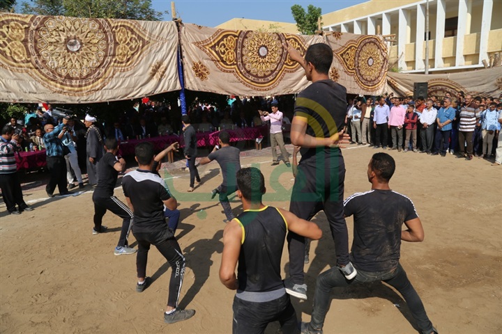 الهجان وقائد قوات الدفاع الشعبى والعسكرى يشهدان العرض الفنى والعسكرى للمدرسة الميكانيكية العسكرية