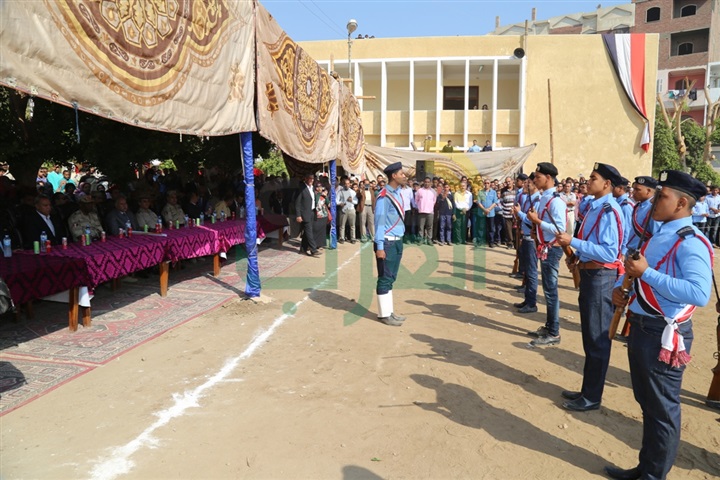 الهجان وقائد قوات الدفاع الشعبى والعسكرى يشهدان العرض الفنى والعسكرى للمدرسة الميكانيكية العسكرية