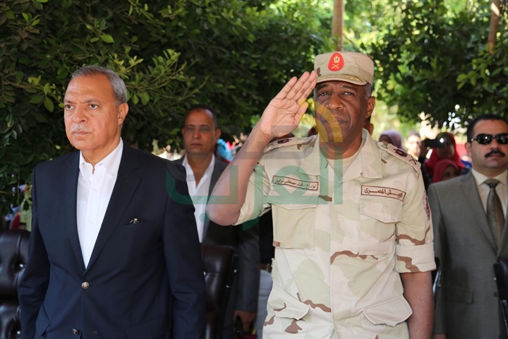 الهجان وقائد قوات الدفاع الشعبى والعسكرى يشهدان العرض الفنى والعسكرى للمدرسة الميكانيكية العسكرية