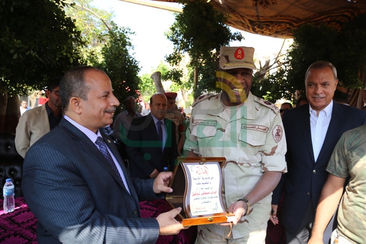 الهجان وقائد قوات الدفاع الشعبى والعسكرى يشهدان العرض الفنى والعسكرى للمدرسة الميكانيكية العسكرية