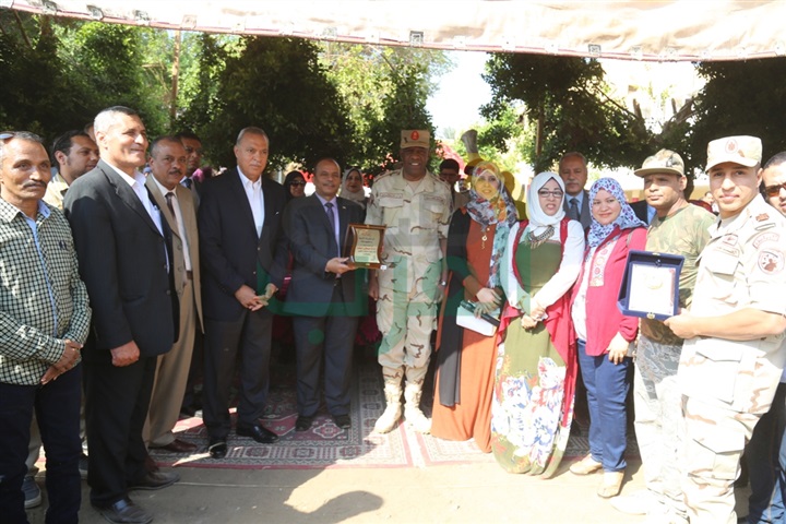 الهجان وقائد قوات الدفاع الشعبى والعسكرى يشهدان العرض الفنى والعسكرى للمدرسة الميكانيكية العسكرية