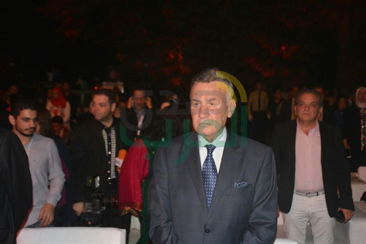 بالصور بدأ حفل ختام مهرجان الفنون والفلكور الافروصيني. وتكريم الفنان الكبير لطفي بوشناق بالصور بدأ حفل ختام مهرجان الفنون والفلكور الافروصيني. وتكريم الفنان الكبير لطفي بوشناق