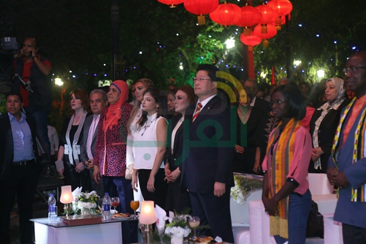 بالصور بدأ حفل ختام مهرجان الفنون والفلكور الافروصيني. وتكريم الفنان الكبير لطفي بوشناق بالصور بدأ حفل ختام مهرجان الفنون والفلكور الافروصيني. وتكريم الفنان الكبير لطفي بوشناق