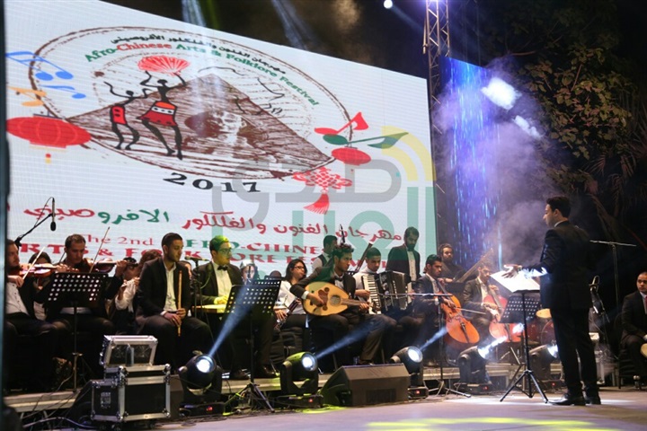 بالصور بدأ حفل ختام مهرجان الفنون والفلكور الافروصيني. وتكريم الفنان الكبير لطفي بوشناق بالصور بدأ حفل ختام مهرجان الفنون والفلكور الافروصيني. وتكريم الفنان الكبير لطفي بوشناق