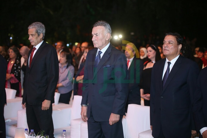بالصور بدأ حفل ختام مهرجان الفنون والفلكور الافروصيني. وتكريم الفنان الكبير لطفي بوشناق بالصور بدأ حفل ختام مهرجان الفنون والفلكور الافروصيني. وتكريم الفنان الكبير لطفي بوشناق