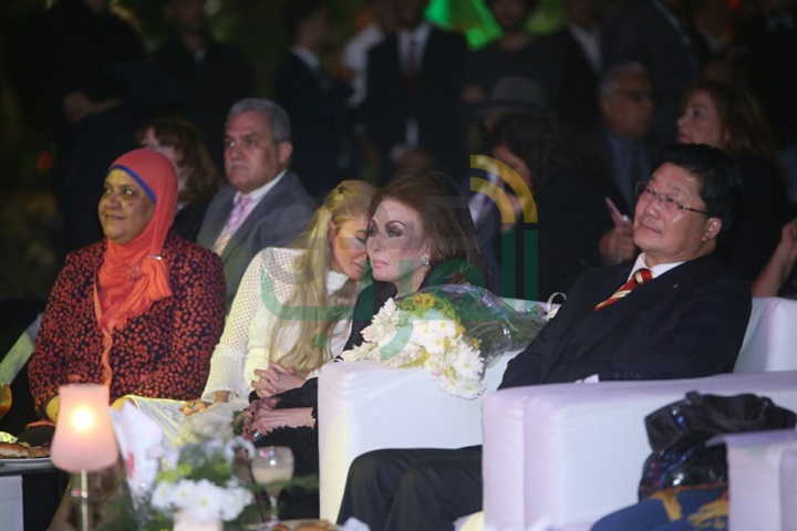 بالصور بدأ حفل ختام مهرجان الفنون والفلكور الافروصيني. وتكريم الفنان الكبير لطفي بوشناق بالصور بدأ حفل ختام مهرجان الفنون والفلكور الافروصيني. وتكريم الفنان الكبير لطفي بوشناق