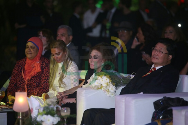بالصور بدأ حفل ختام مهرجان الفنون والفلكور الافروصيني. وتكريم الفنان الكبير لطفي بوشناق بالصور بدأ حفل ختام مهرجان الفنون والفلكور الافروصيني. وتكريم الفنان الكبير لطفي بوشناق