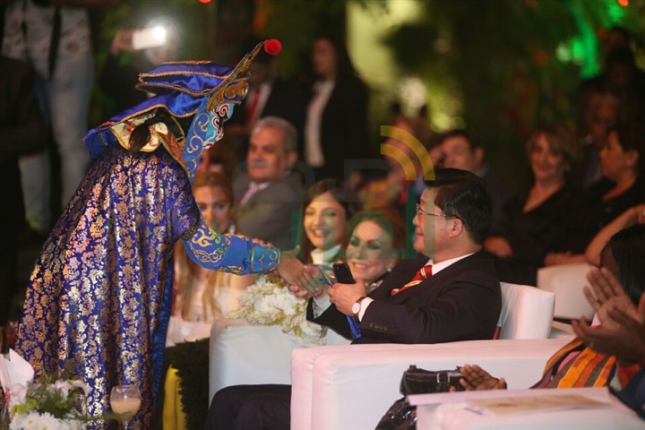 بالصور بدأ حفل ختام مهرجان الفنون والفلكور الافروصيني. وتكريم الفنان الكبير لطفي بوشناق بالصور بدأ حفل ختام مهرجان الفنون والفلكور الافروصيني. وتكريم الفنان الكبير لطفي بوشناق