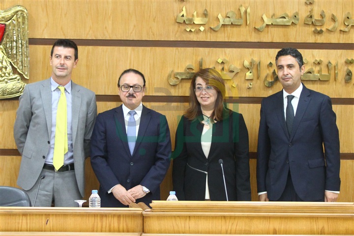 فودافون مصر تُطلق خدمة صرف المعاشات والنفقة للمطلقات عبر المحمول من خلال "فودافون كاش" فودافون مصر تُطلق خدمة صرف المعاشات والنفقة للمطلقات عبر المحمول من خلال "فودافون كاش"