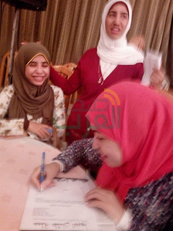إقبال كبير من فتيات قنا للتوقيع على استمارة "علشان تبنيها"