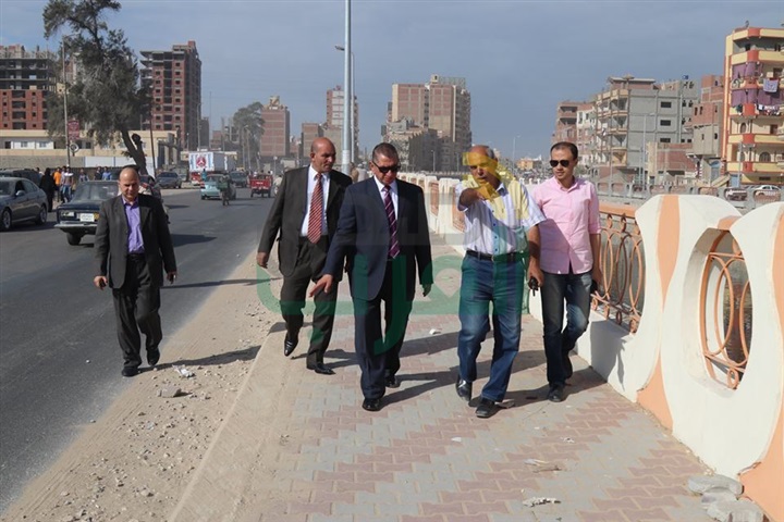 بالفيديو والصور.. إقامة بوابة لمنع مرور سيارات النقل بكوبري "القنطرة" بكفر الشيخ