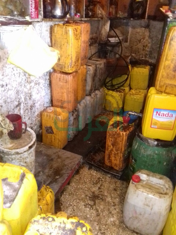 ننشر صور المتهم بإعادة إنتاج زيوت "الشيبسي" وتعبئتها في جراكن شحوم بالجيزة