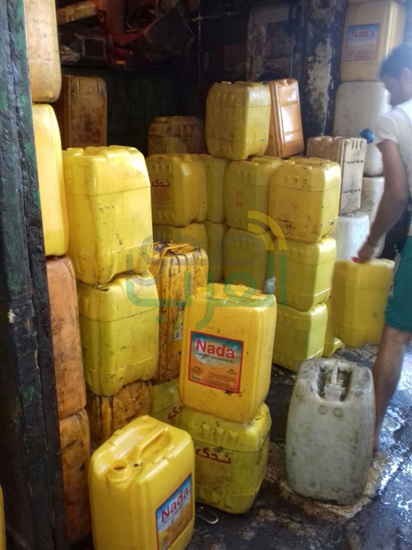 ننشر صور المتهم بإعادة إنتاج زيوت "الشيبسي" وتعبئتها في جراكن شحوم بالجيزة