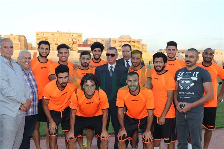 بالصور..المحافظ يُحفّز لاعبي كفر الشيخ قبل موقعة بني عبيد