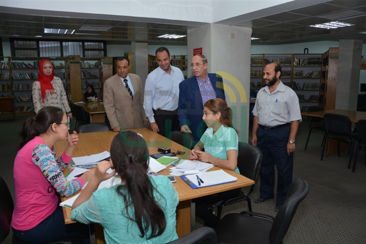 بالصور.. رئيس جامعة أسيوط فى جولة مفاجئة بمكتبة الطالب