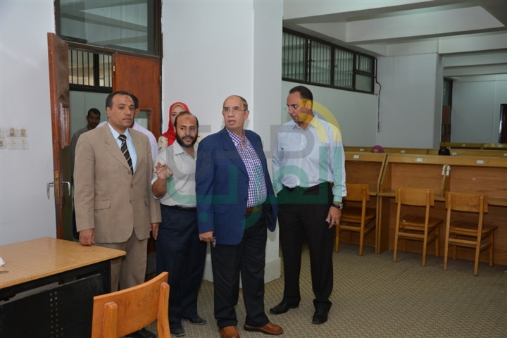 بالصور.. رئيس جامعة أسيوط فى جولة مفاجئة بمكتبة الطالب