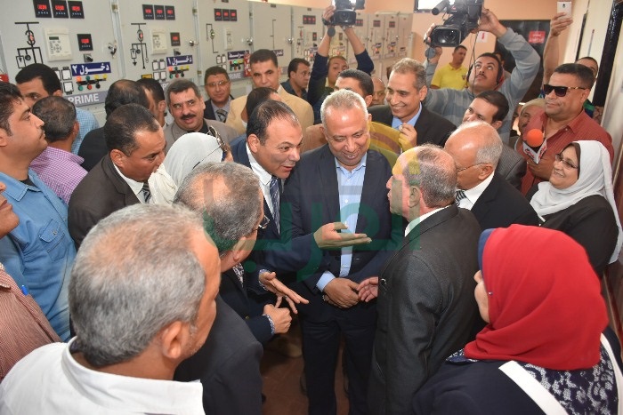 محافظ الشرقية ورئيس شركة القناة لتوزيع الكهرباء يفتتحان لوحة توزيع الشهداء بأبو كبير