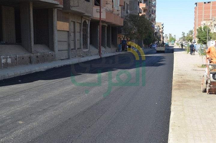لأول مرة.. تركيب البلدورات المضيئة بشوارع قنا 