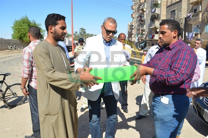 لأول مرة.. تركيب البلدورات المضيئة بشوارع قنا 