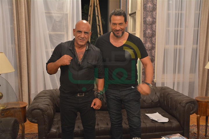 بالصور.. كواليس حسن الرداد مع أبطال فيلمه "عقده الخواجه "