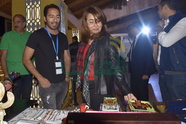 ‎غادة والي تتفقد معرض الحرف اليدوية التراثية المقام ضمن فعاليات منتدى شباب العالم بشرم الشيخ 