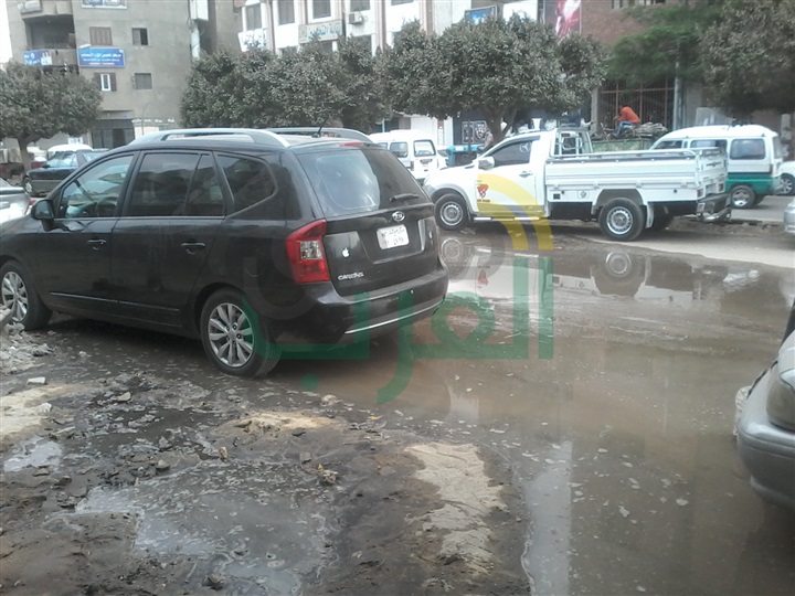 بالصور...كسر ماسورة مياة يتسبب فى غرق نادى بنها الرياضى