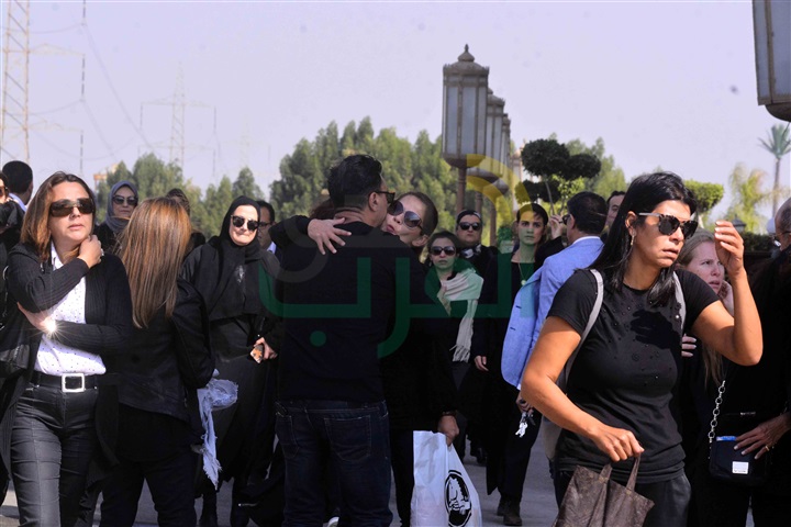بالصور.. نجوم الفن والإعلام ومشاهير رجال الأعمال يشاركون عباس أبو الحسن تشييع جنازة والدته بالصور.. نجوم الفن والإعلام ومشاهير رجال الأعمال يشاركون عباس أبو الحسن تشييع جنازة والدته