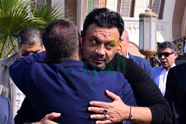 بالصور.. نجوم الفن والإعلام ومشاهير رجال الأعمال يشاركون عباس أبو الحسن تشييع جنازة والدته بالصور.. نجوم الفن والإعلام ومشاهير رجال الأعمال يشاركون عباس أبو الحسن تشييع جنازة والدته