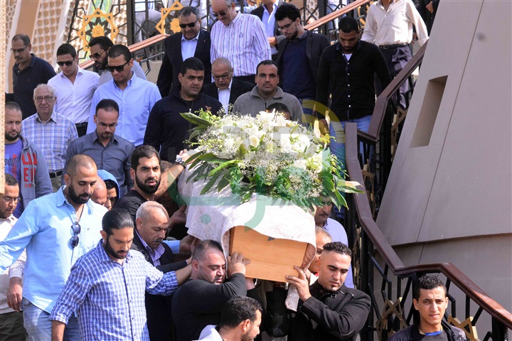 بالصور.. نجوم الفن والإعلام ومشاهير رجال الأعمال يشاركون عباس أبو الحسن تشييع جنازة والدته بالصور.. نجوم الفن والإعلام ومشاهير رجال الأعمال يشاركون عباس أبو الحسن تشييع جنازة والدته