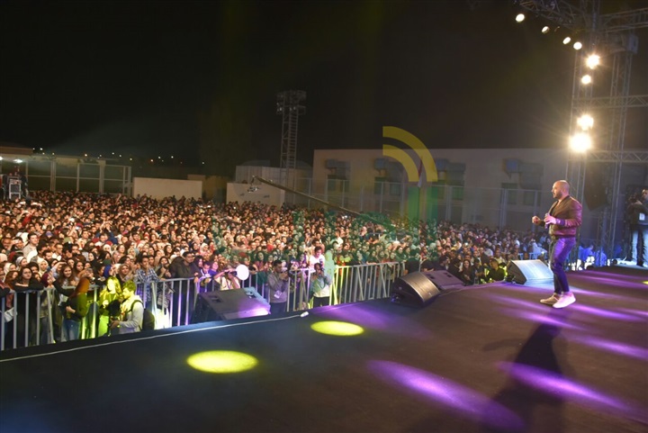 بالصور..  العسيلي يشعل حفل جامعة مصر الدولية  