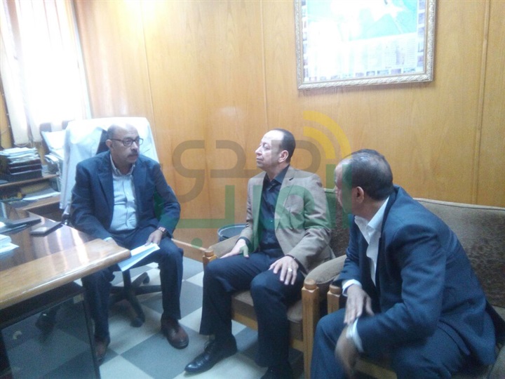 وكيل وزارة الصحة بأسيوط يدعم وحدة المناظير بمستشفي الايمان العام بجهاز بمليون جنية