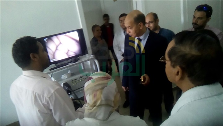 وكيل وزارة الصحة بأسيوط يدعم وحدة المناظير بمستشفي الايمان العام بجهاز بمليون جنية