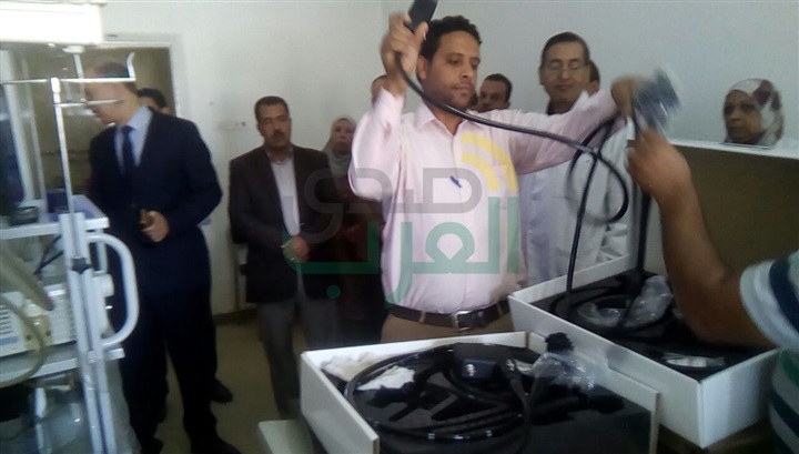 وكيل وزارة الصحة بأسيوط يدعم وحدة المناظير بمستشفي الايمان العام بجهاز بمليون جنية