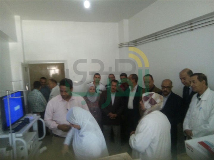 وكيل وزارة الصحة بأسيوط يدعم وحدة المناظير بمستشفي الايمان العام بجهاز بمليون جنية