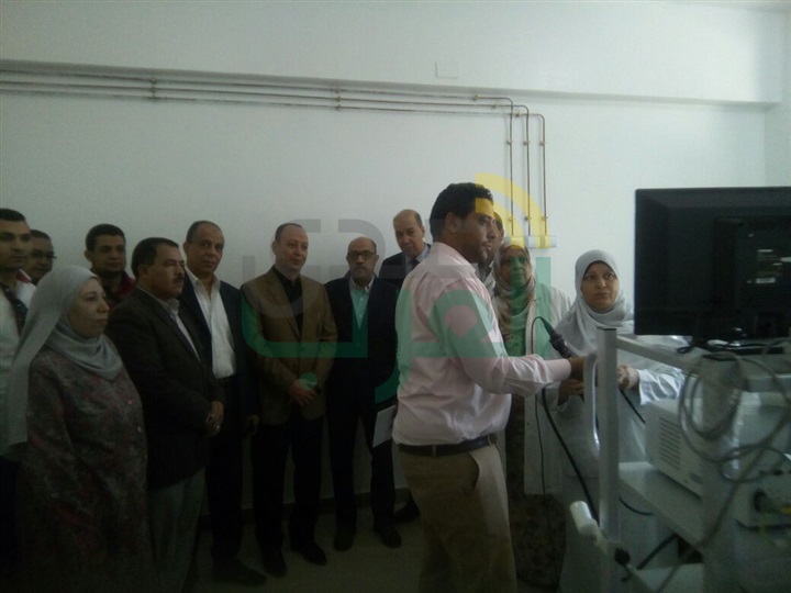 وكيل وزارة الصحة بأسيوط يدعم وحدة المناظير بمستشفي الايمان العام بجهاز بمليون جنية