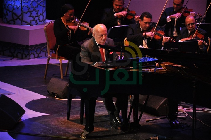 عمر خيرت و امينه خيرت ومحمد الشرنوبى فى ليله من ليالى مهرجان الموسيقى العربيه 