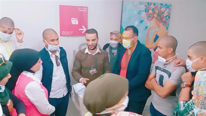 طلاب مدرسة ببنها يحلقون شعرهم أثناء زياراتهم لمستشفى 57357