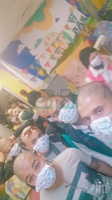 طلاب مدرسة ببنها يحلقون شعرهم أثناء زياراتهم لمستشفى 57357