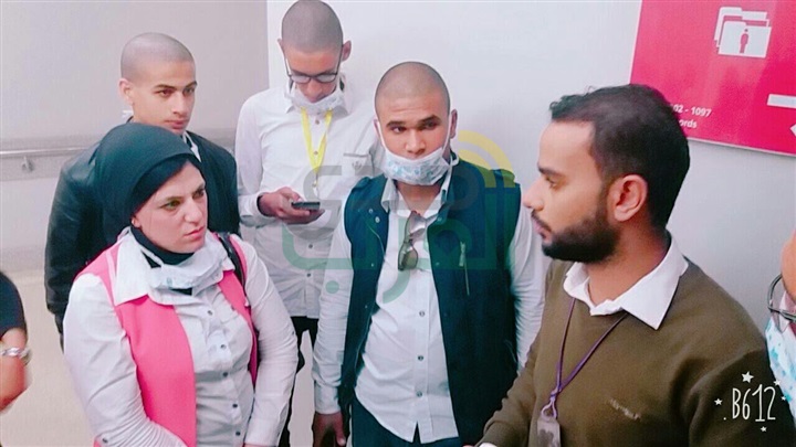 طلاب مدرسة ببنها يحلقون شعرهم أثناء زياراتهم لمستشفى 57357