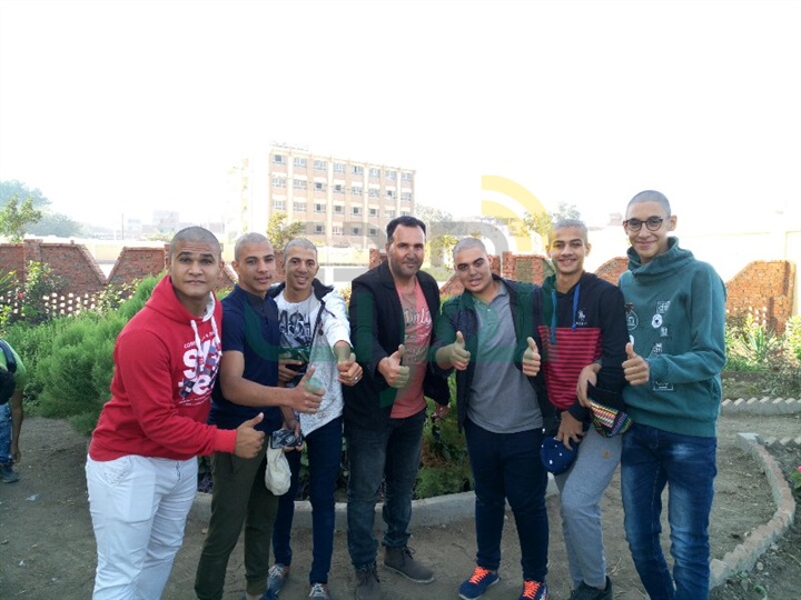 طلاب مدرسة ببنها يحلقون شعرهم أثناء زياراتهم لمستشفى 57357