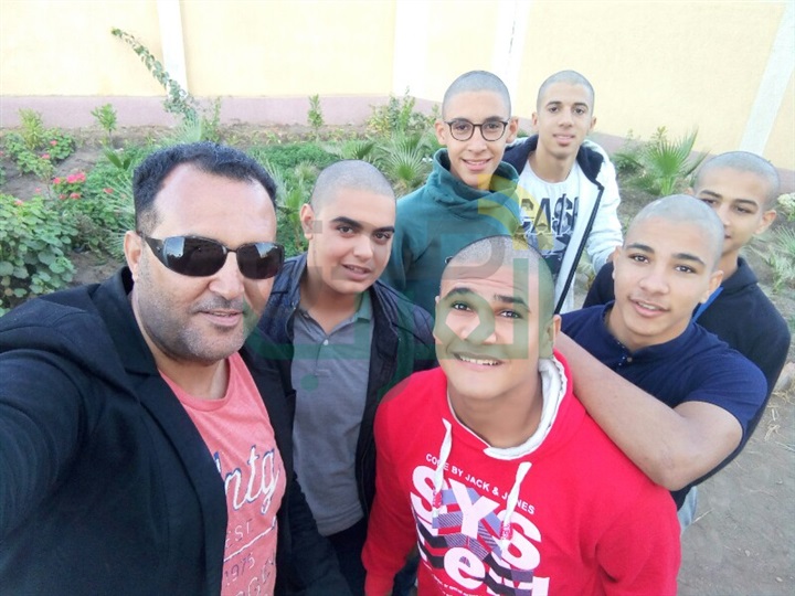 طلاب مدرسة ببنها يحلقون شعرهم أثناء زياراتهم لمستشفى 57357