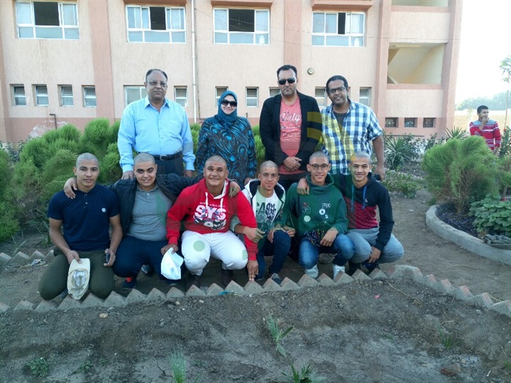طلاب مدرسة ببنها يحلقون شعرهم أثناء زياراتهم لمستشفى 57357