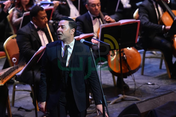 بالصور.. مدحت صالح يفتتح حفله بالأوبرا بأغنية "هتاخد ايه" بالصور.. مدحت صالح يفتتح حفله بالأوبرا بأغنية "هتاخد ايه"