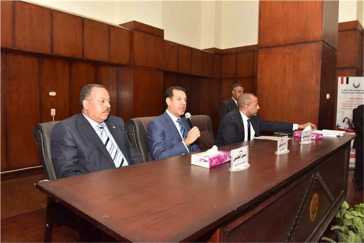 محافظ أسيوط يسلم عقود لأصحاب الورش بمجمع الصناعات الصغيرة بمنطقة الصفا