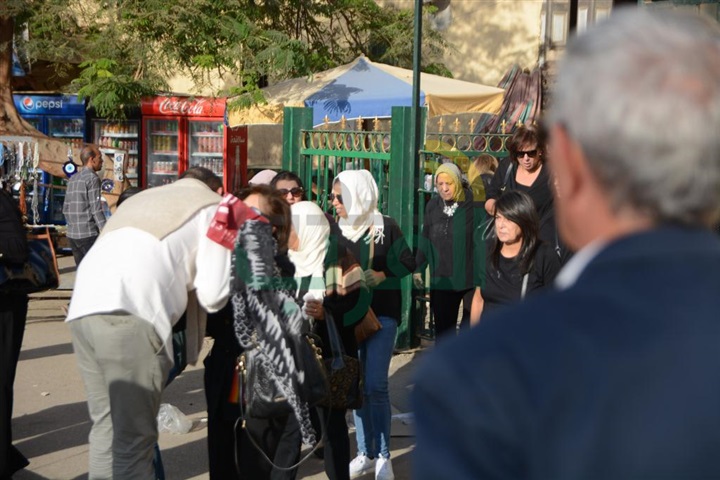 بالصور.. غياب النجوم عن عزاء والد نسرين أمين